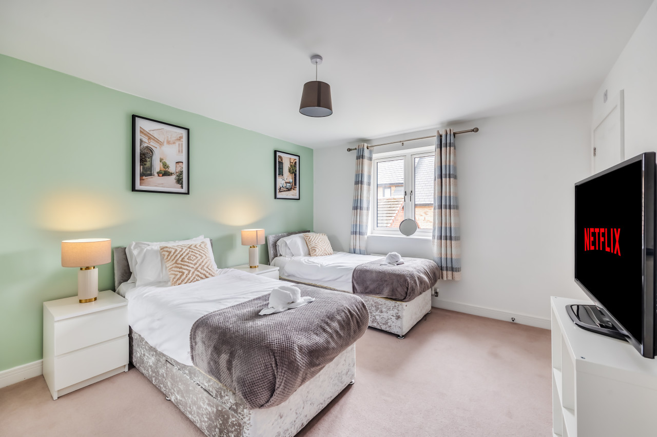 Detached House • Sleeps 8 • Great Location • Driveway Parking in 33 Angus Way - Property image 2 - VivreStays
