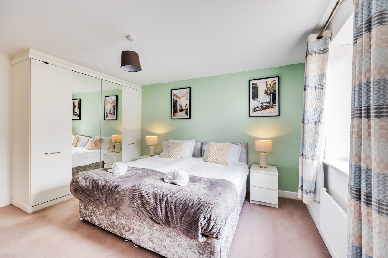 Detached House • Sleeps 8 • Great Location • Driveway Parking in 33 Angus Way - Property image 3 - VivreStays