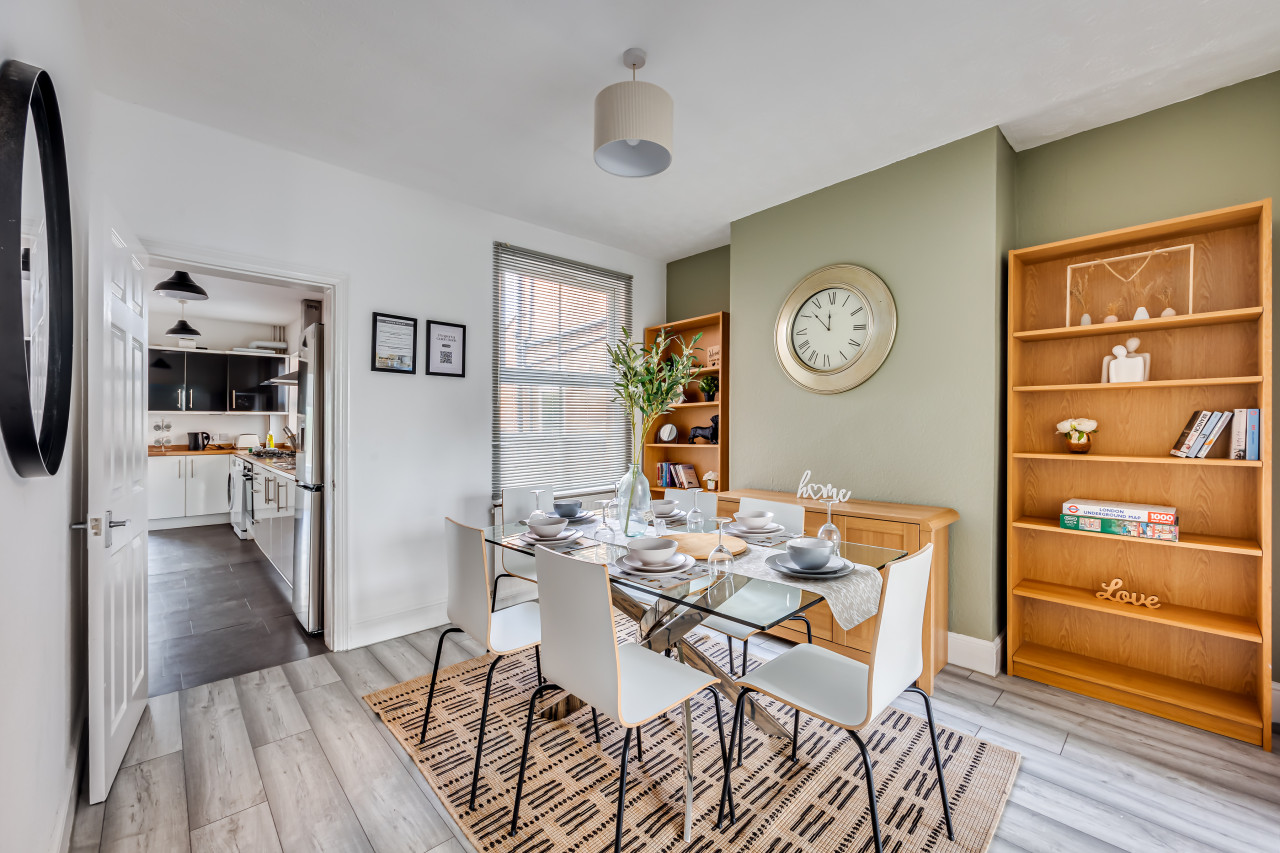 Beautiful House • Sleeps 7 • City Centre • Free Parking • Virgin TV • Fast Wifi • Self-Check-In in 89 Lutterworth Road - Property image 15 - VivreStays