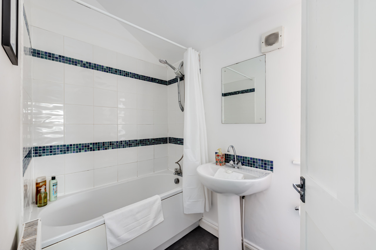 Beautiful House • Sleeps 7 • City Centre • Free Parking • Virgin TV • Fast Wifi • Self-Check-In in 89 Lutterworth Road - Property image 8 - VivreStays