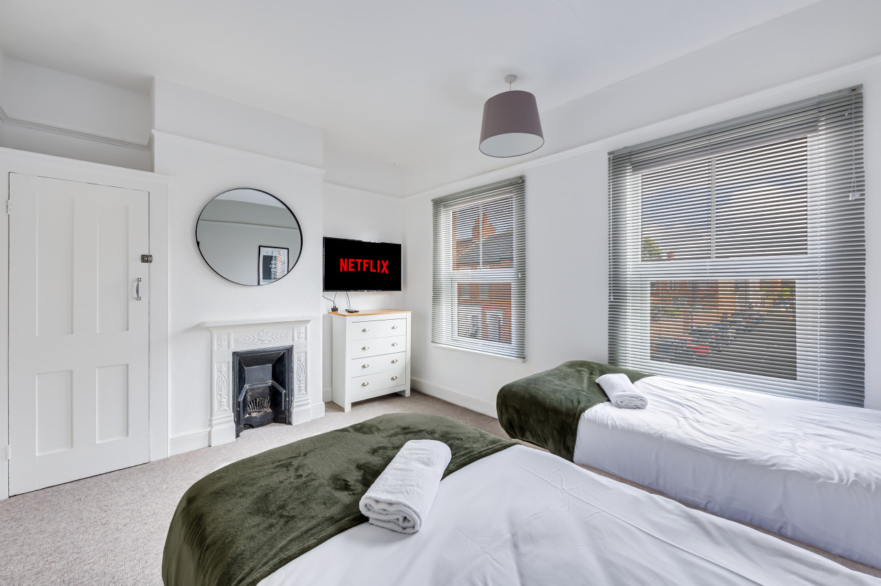 Beautiful House • Sleeps 7 • City Centre • Free Parking • Virgin TV • Fast Wifi • Self-Check-In in 89 Lutterworth Road - Property image 3 - VivreStays