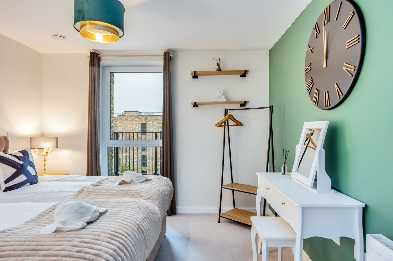 Stunning Canal Side Apartment • Excellent Location • Balcony • Secure Parking • Sky TV in Flat 18 Union Court - Property image 17 - VivreStays