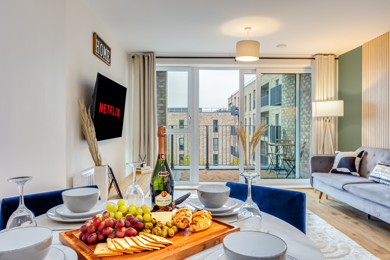Stunning Canal Side Apartment • Excellent Location • Balcony • Secure Parking • Sky TV in Flat 18 Union Court - Property image 5 - VivreStays