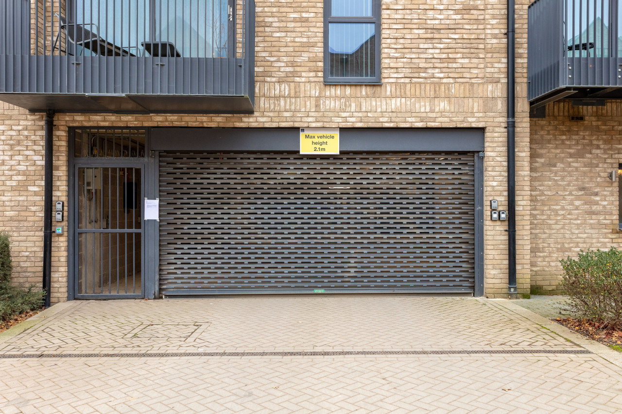 Stunning Canal Side Apartment • Excellent Location • Balcony • Secure Parking • Sky TV in Flat 18 Union Court - Property image 26 - VivreStays