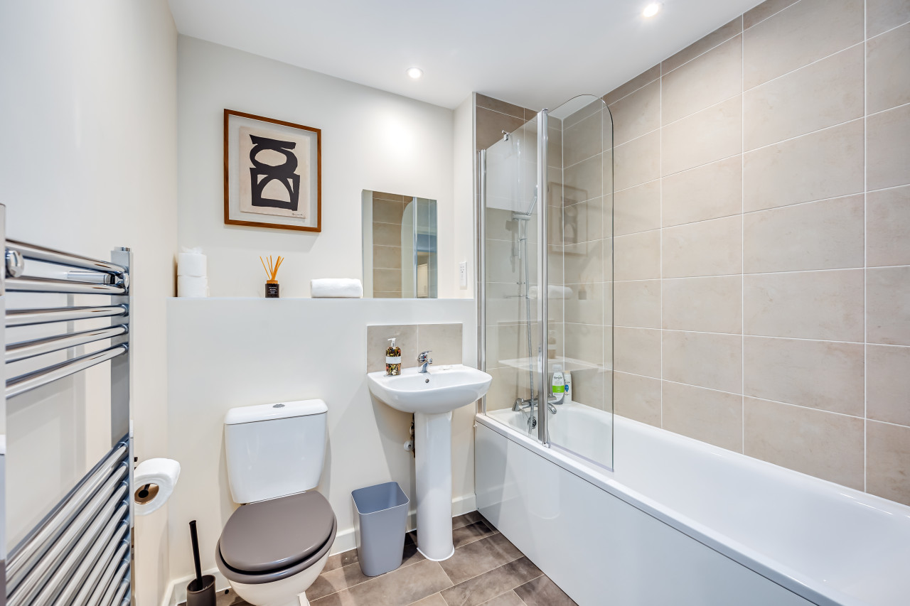 Stunning Canal Side Apartment • Excellent Location • Balcony • Secure Parking • Sky TV in Flat 18 Union Court - Property image 18 - VivreStays