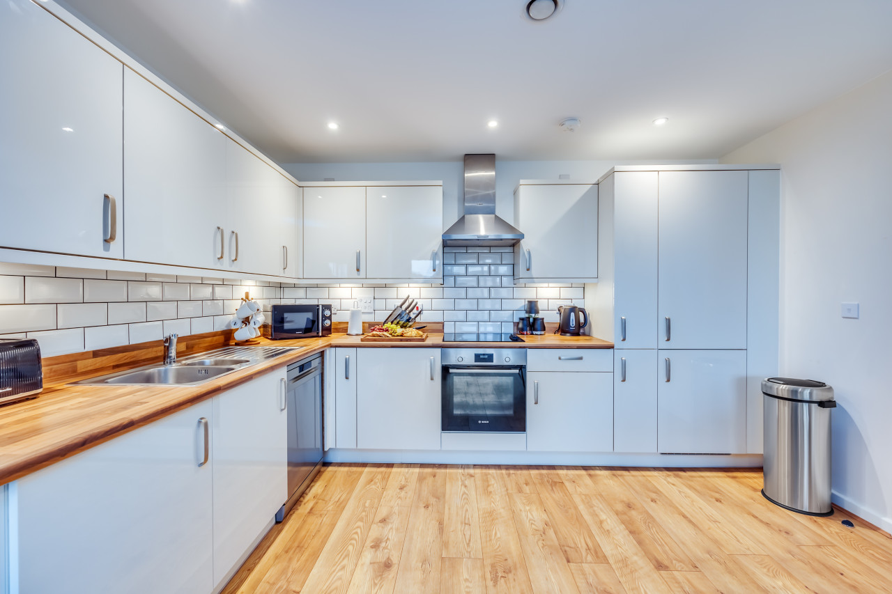 Stunning Canal Side Apartment • Excellent Location • Balcony • Secure Parking • Sky TV in Flat 18 Union Court - Property image 6 - VivreStays