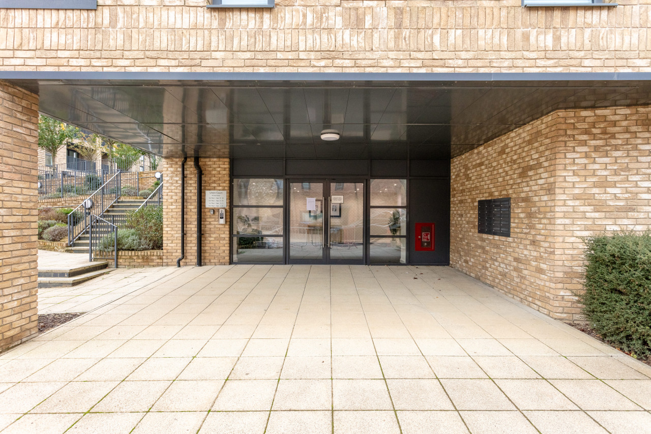 Stunning Canal Side Apartment • Excellent Location • Balcony • Secure Parking • Sky TV in Flat 18 Union Court - Property image 27 - VivreStays