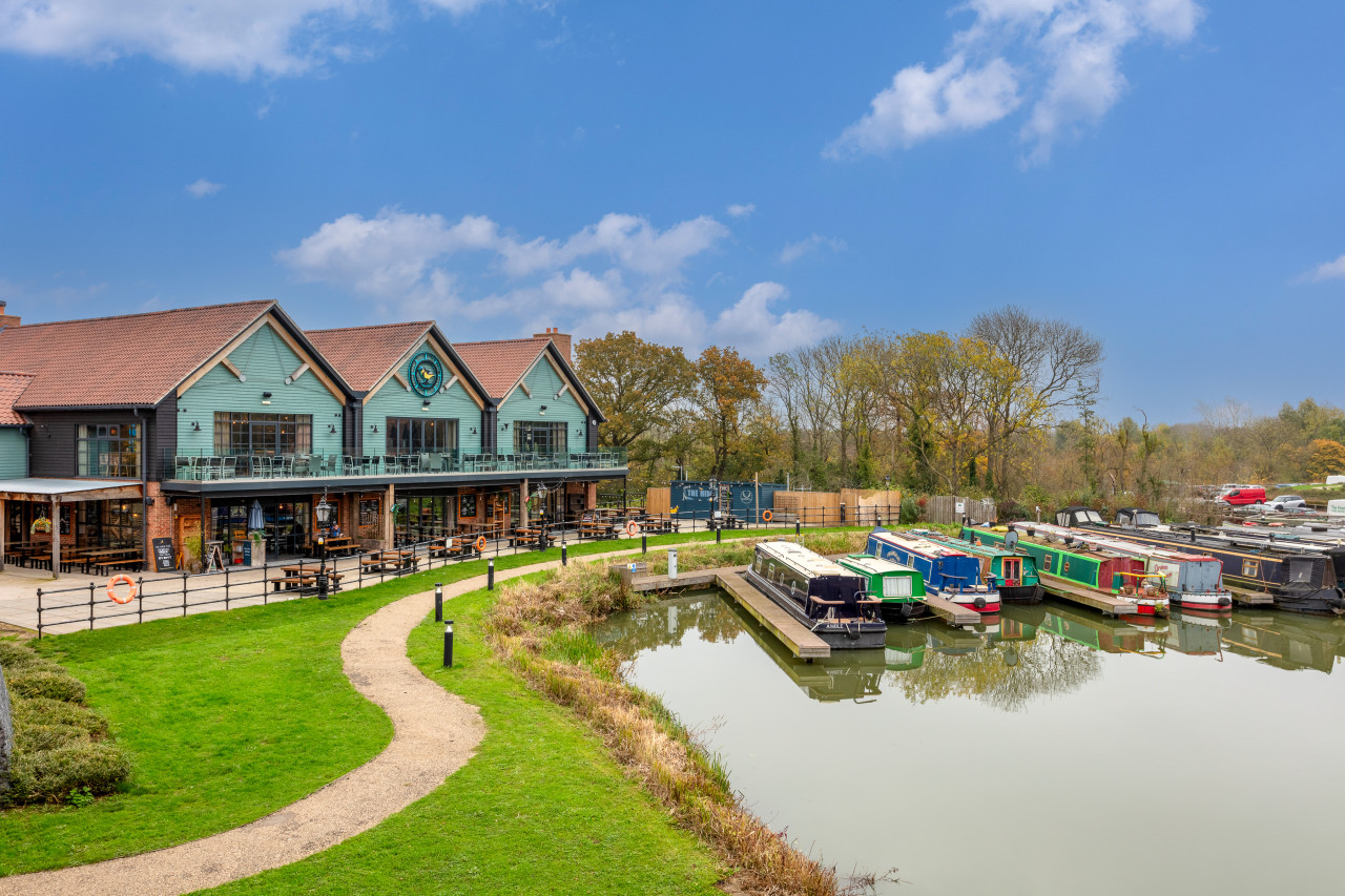 Stunning Canal Side Apartment • Excellent Location • Balcony • Secure Parking • Sky TV in Flat 18 Union Court - Property image 33 - VivreStays