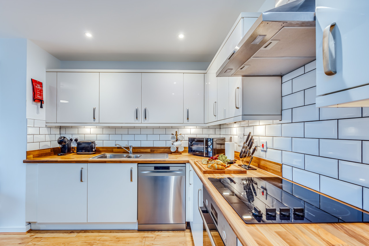 Stunning Canal Side Apartment • Excellent Location • Balcony • Secure Parking • Sky TV in Flat 18 Union Court - Property image 7 - VivreStays