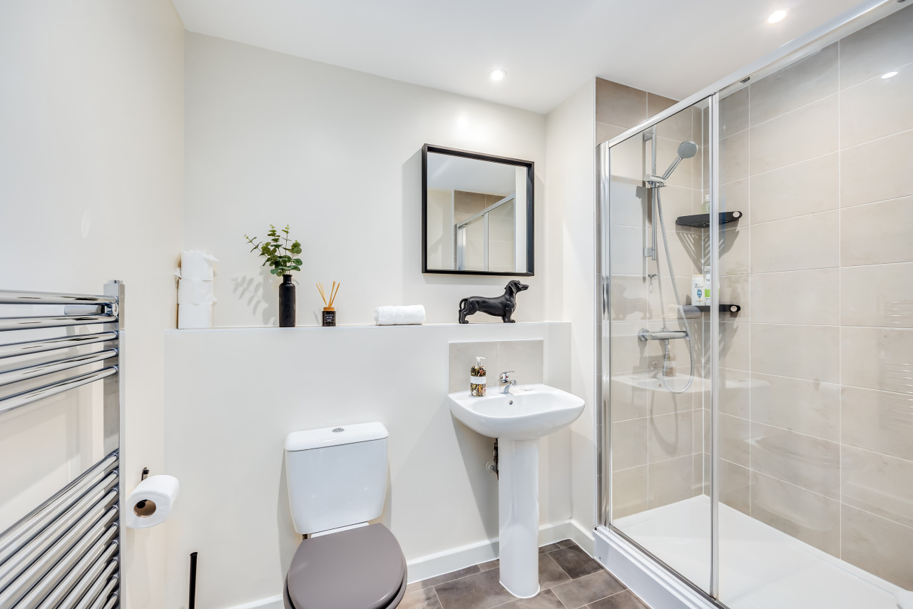 Stunning Canal Side Apartment • Excellent Location • Balcony • Secure Parking • Sky TV in Flat 18 Union Court - Property image 14 - VivreStays