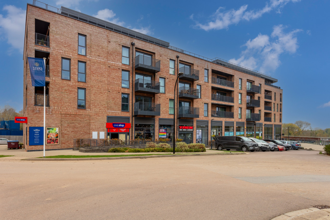 Stunning Canal Side Apartment • Excellent Location • Balcony • Secure Parking • Sky TV in Flat 18 Union Court - Property image 32 - VivreStays