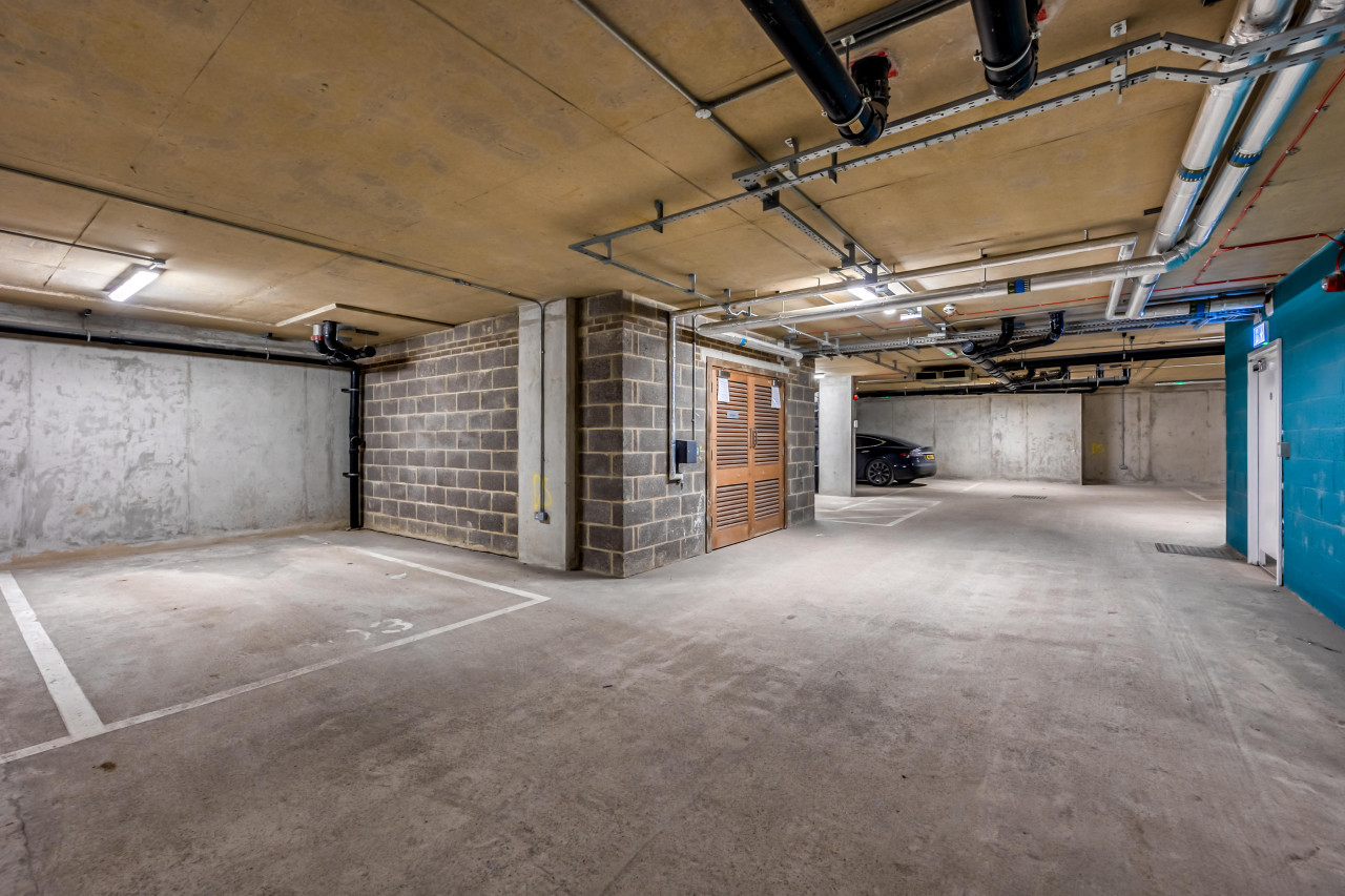 Stunning Canal Side Apartment • Excellent Location • Balcony • Secure Parking • Sky TV in Flat 18 Union Court - Property image 25 - VivreStays