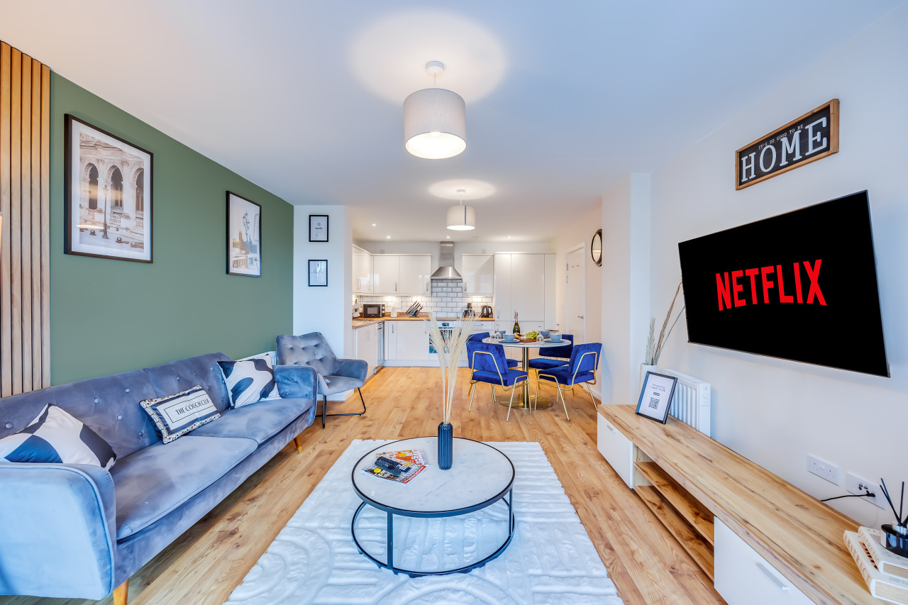 Stunning Canal Side Apartment • Excellent Location • Balcony • Secure Parking • Sky TV in Flat 18 Union Court - Property image 4 - VivreStays