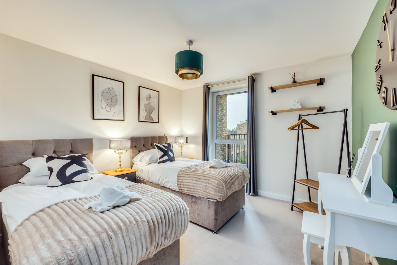 Stunning Canal Side Apartment • Excellent Location • Balcony • Secure Parking • Sky TV in Flat 18 Union Court - Property image 15 - VivreStays
