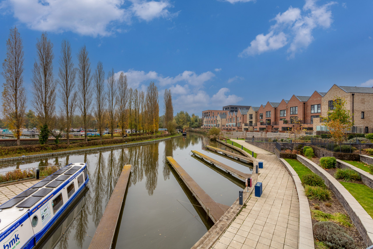Stunning Canal Side Apartment • Excellent Location • Balcony • Secure Parking • Sky TV in Flat 18 Union Court - Property image 34 - VivreStays