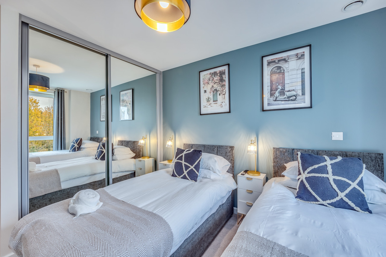 Stunning Canal Side Apartment • Excellent Location • Balcony • Secure Parking • Sky TV in Flat 18 Union Court - Property image 11 - VivreStays
