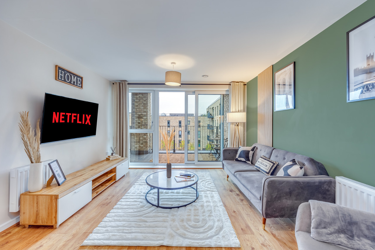 Stunning Canal Side Apartment • Excellent Location • Balcony • Secure Parking • Sky TV in Flat 18 Union Court - Property image 3 - VivreStays