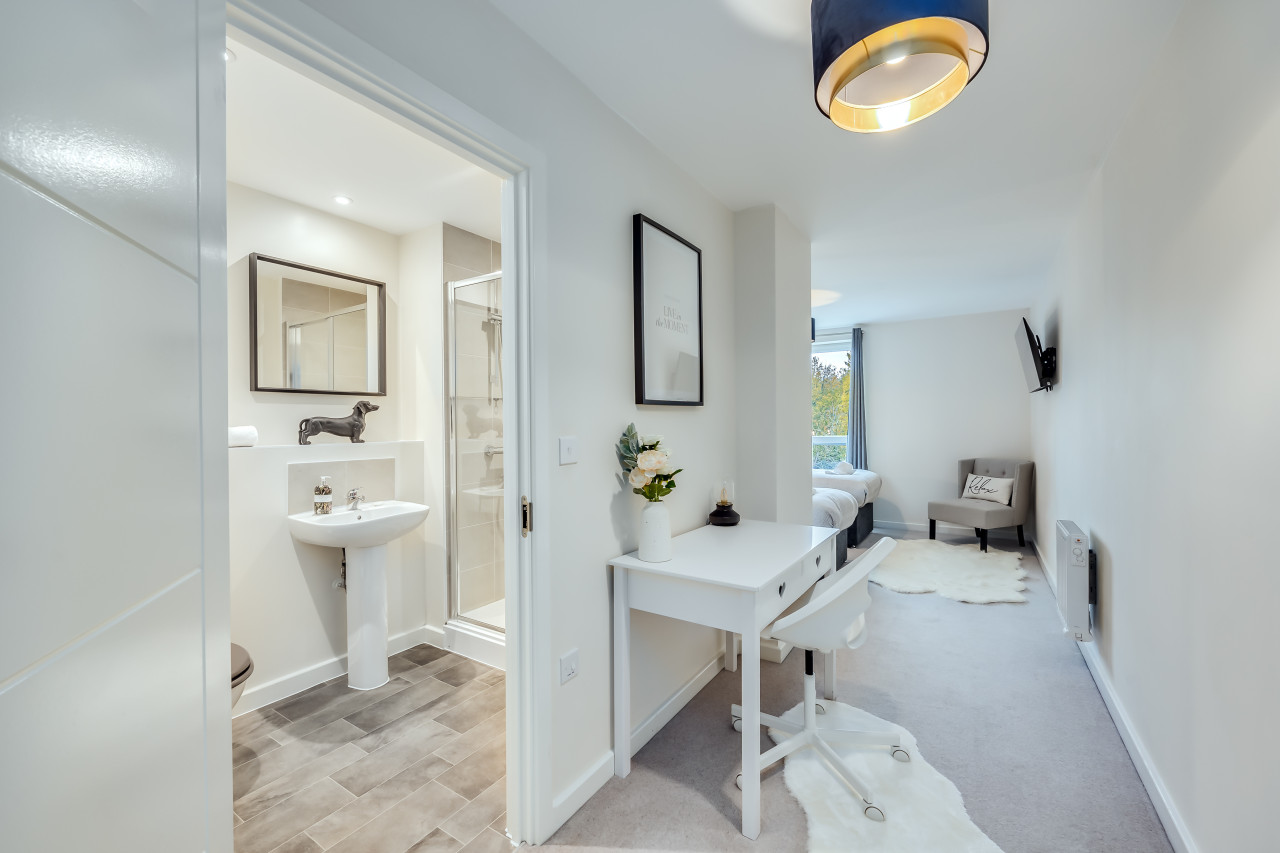 Stunning Canal Side Apartment • Excellent Location • Balcony • Secure Parking • Sky TV in Flat 18 Union Court - Property image 13 - VivreStays