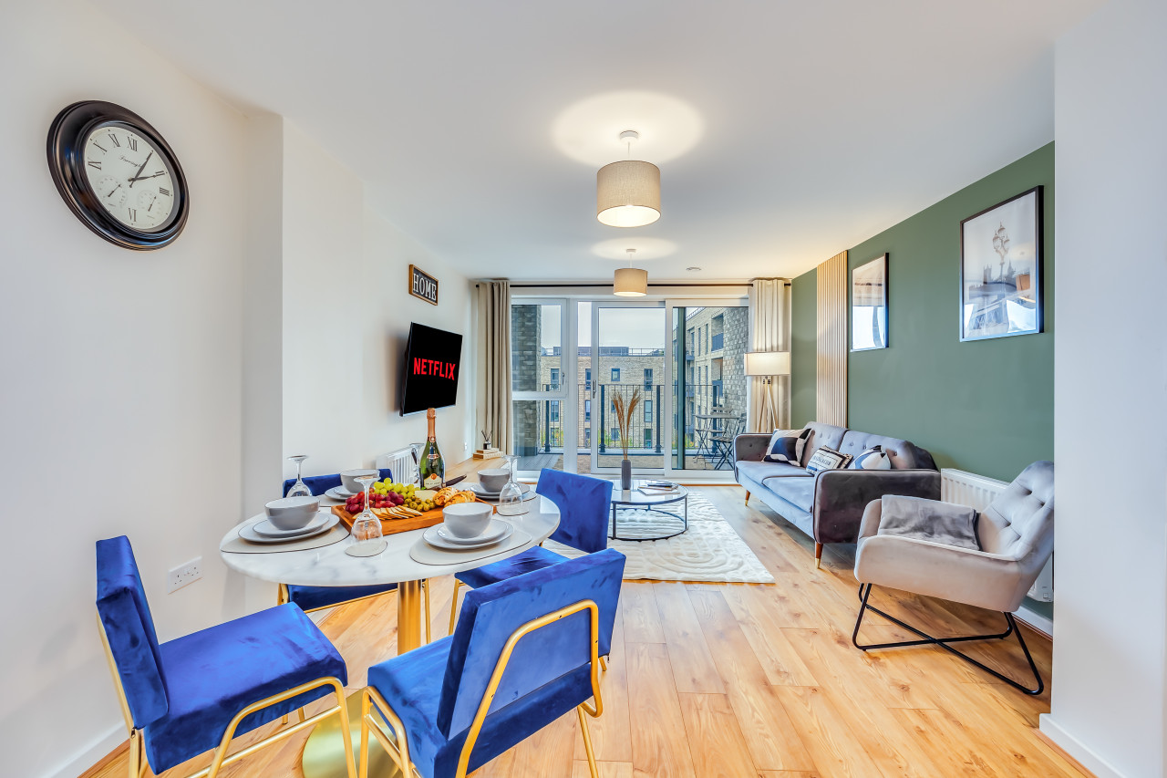 Stunning Canal Side Apartment • Excellent Location • Balcony • Secure Parking • Sky TV in Flat 18 Union Court - Property image 2 - VivreStays