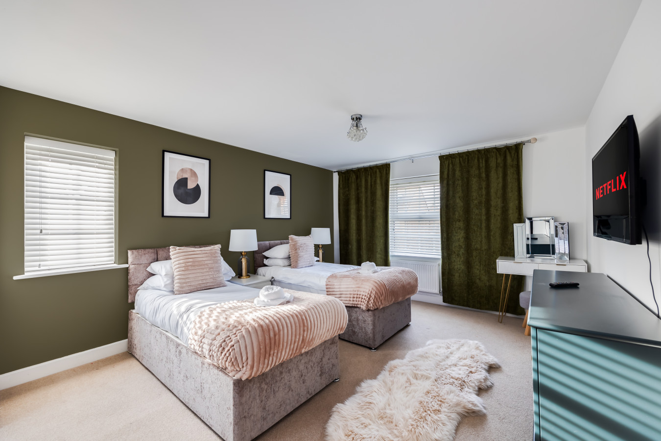 Detached House • 5 Bedrooms 3.5 Bathrooms • Pool Table • SkyTV • Free Parking in 12 Pompeii Grove - Property image 2 - VivreStays