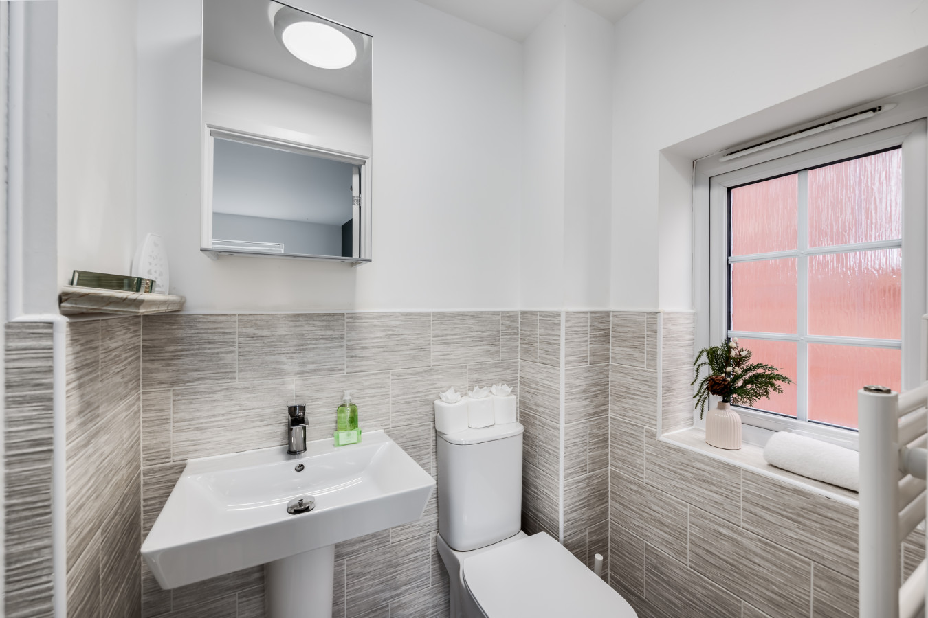 Detached House • 5 Bedrooms 3.5 Bathrooms • Pool Table • SkyTV • Free Parking in 12 Pompeii Grove - Property image 15 - VivreStays