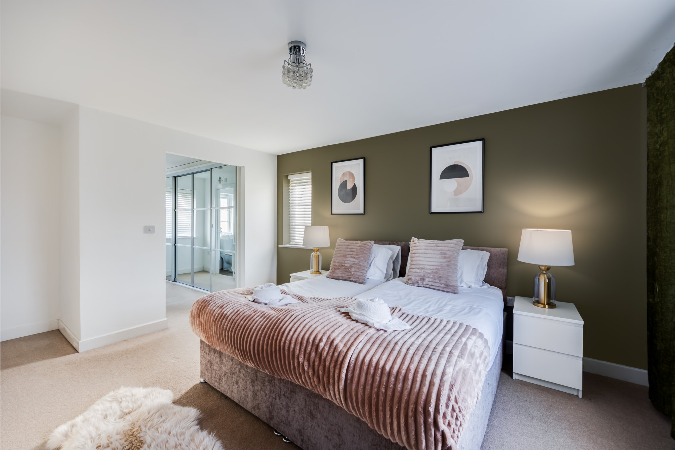 Detached House • 5 Bedrooms 3.5 Bathrooms • Pool Table • SkyTV • Free Parking in 12 Pompeii Grove - Property image 4 - VivreStays