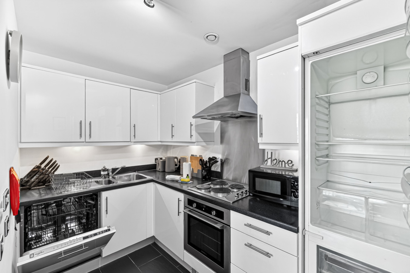 Chelsea Apartment @ The Hub • City Views • Free Parking • Sky TV • Fast Wifi in Chelsea House, 599 Witan Gate 73 Chelsea House - Property image 13 - VivreStays