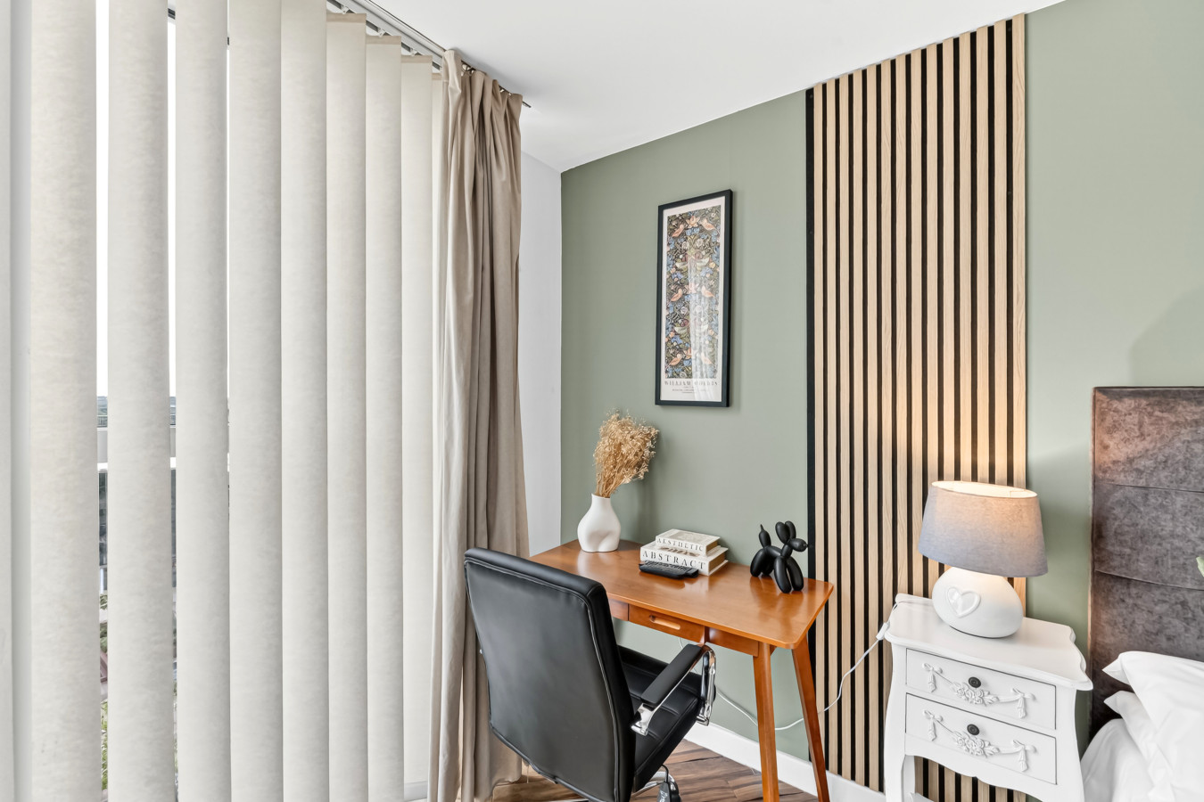 Chelsea Apartment @ The Hub • City Views • Free Parking • Sky TV • Fast Wifi in Chelsea House, 599 Witan Gate 73 Chelsea House - Property image 5 - VivreStays