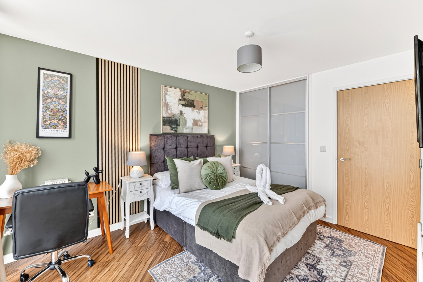 Chelsea Apartment @ The Hub • City Views • Free Parking • Sky TV • Fast Wifi in Chelsea House, 599 Witan Gate 73 Chelsea House - Property image 4 - VivreStays