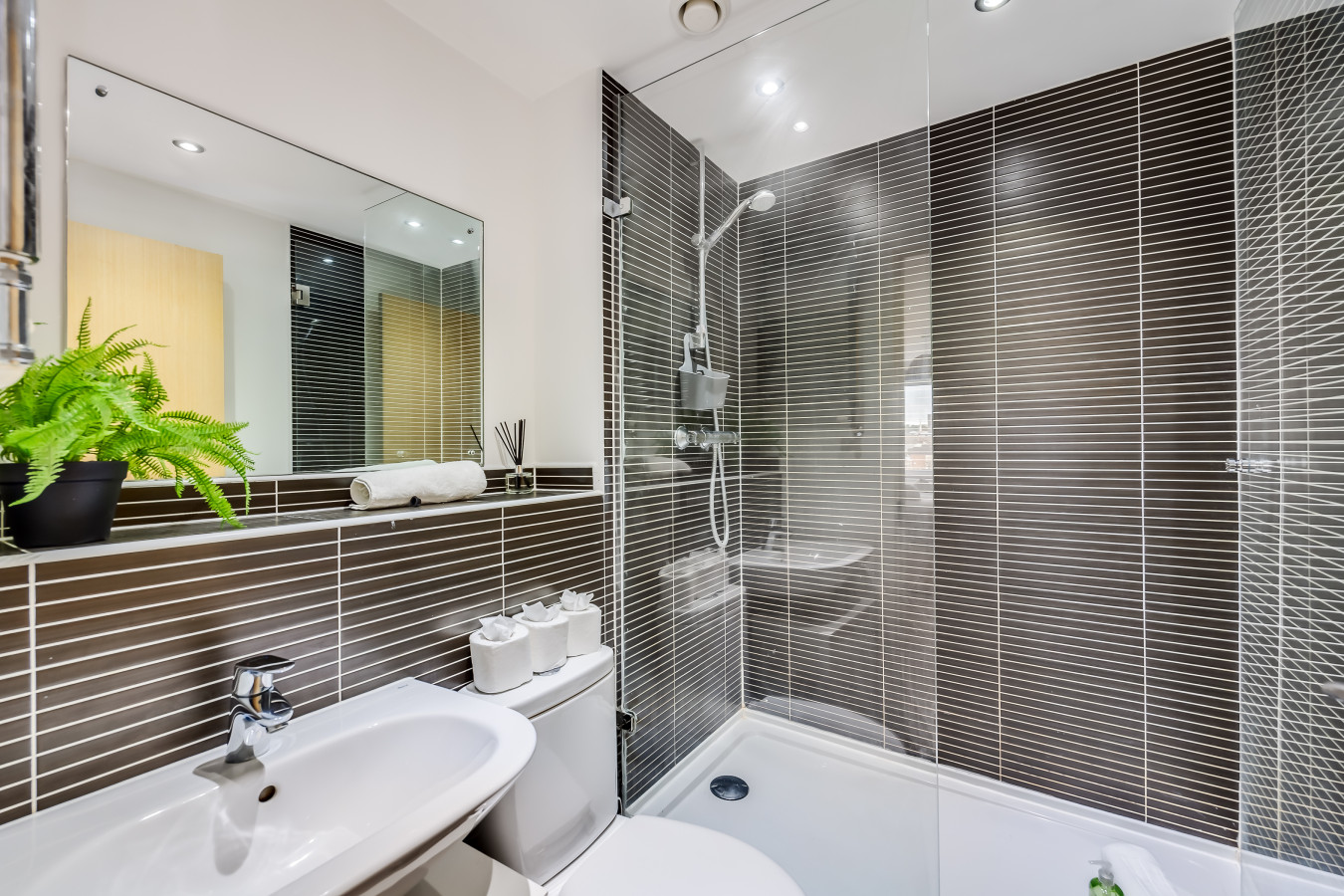 Charming Apartment • Balcony • Parking • Fast Wifi • Smart TV in 75 Princes Way - Property image 6 - VivreStays