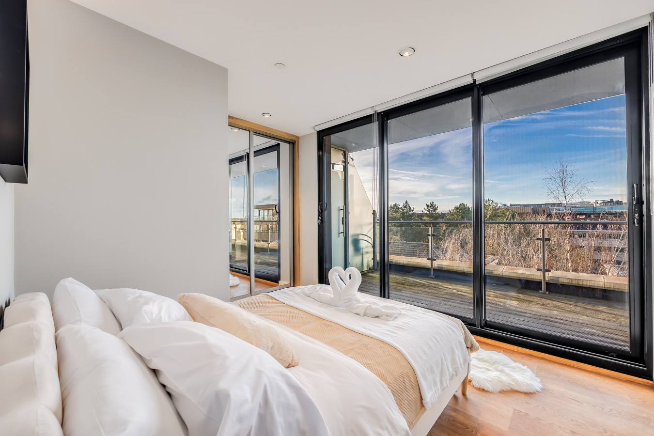 Stunning Penthouse • City Centre • Balcony • Aircon • Private Parking in 258 Upper Fourth Street Flat 8 - Property image 17 - VivreStays