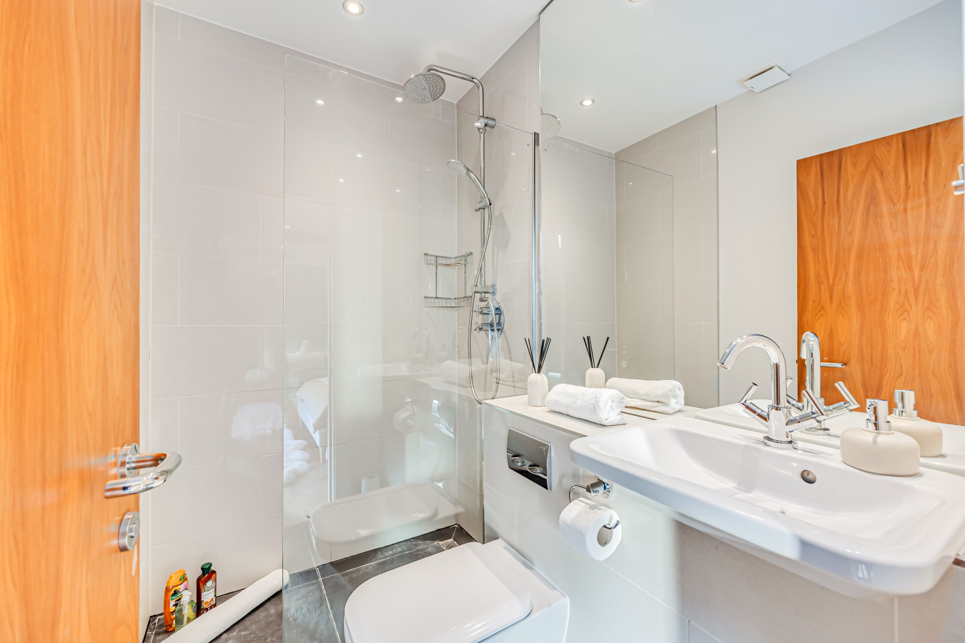 Stunning Penthouse • City Centre • Balcony • Aircon • Private Parking in 258 Upper Fourth Street Flat 8 - Property image 18 - VivreStays