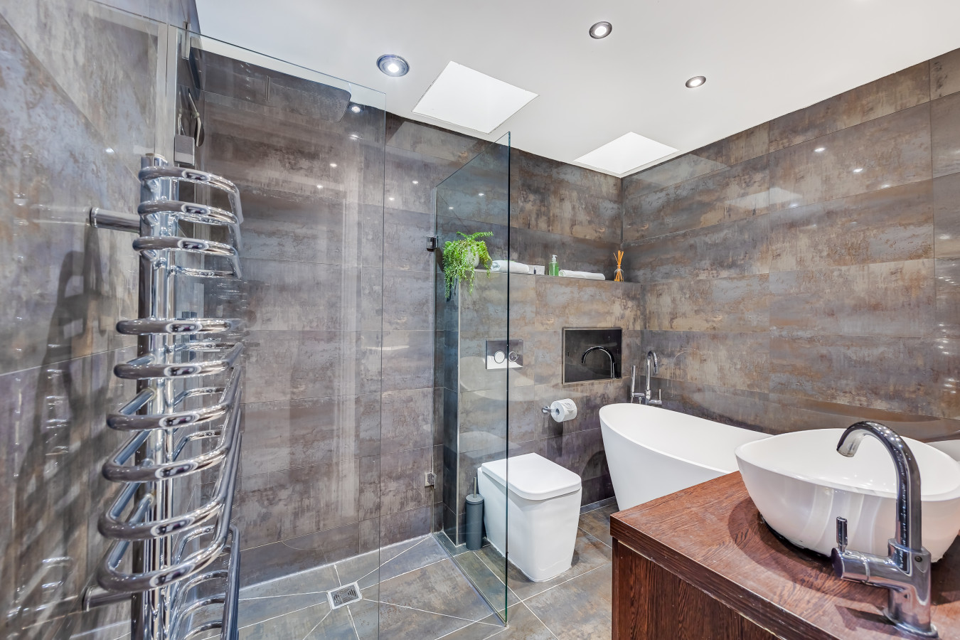 Shenley House • Close to City Centre • Driveway Parking • Workspace • Smart TVs • Self-Check-In in 6 Nathanial Close - Property image 5 - VivreStays