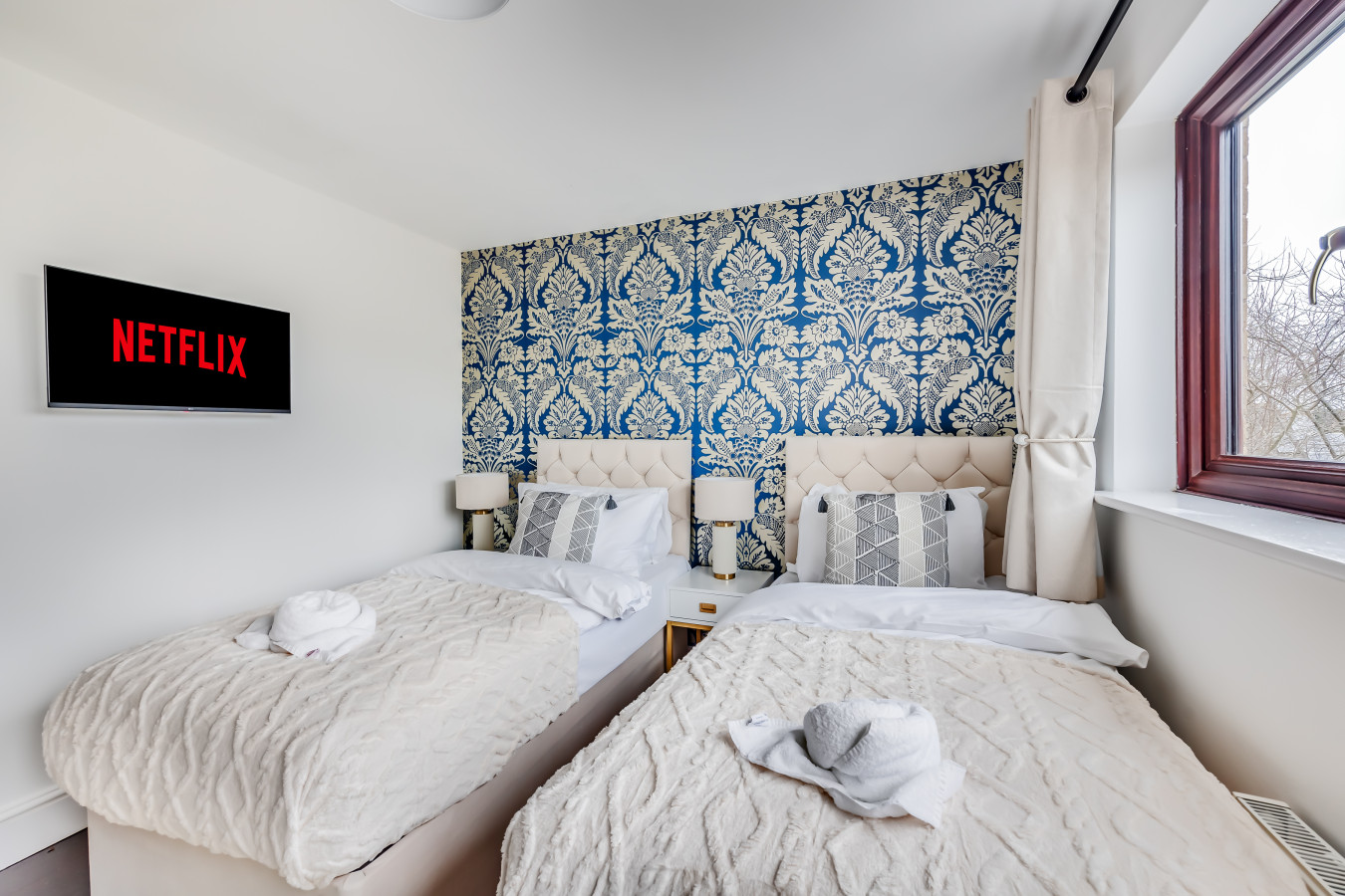 Shenley House • Close to City Centre • Driveway Parking • Workspace • Smart TVs • Self-Check-In in 6 Nathanial Close - Property image 3 - VivreStays