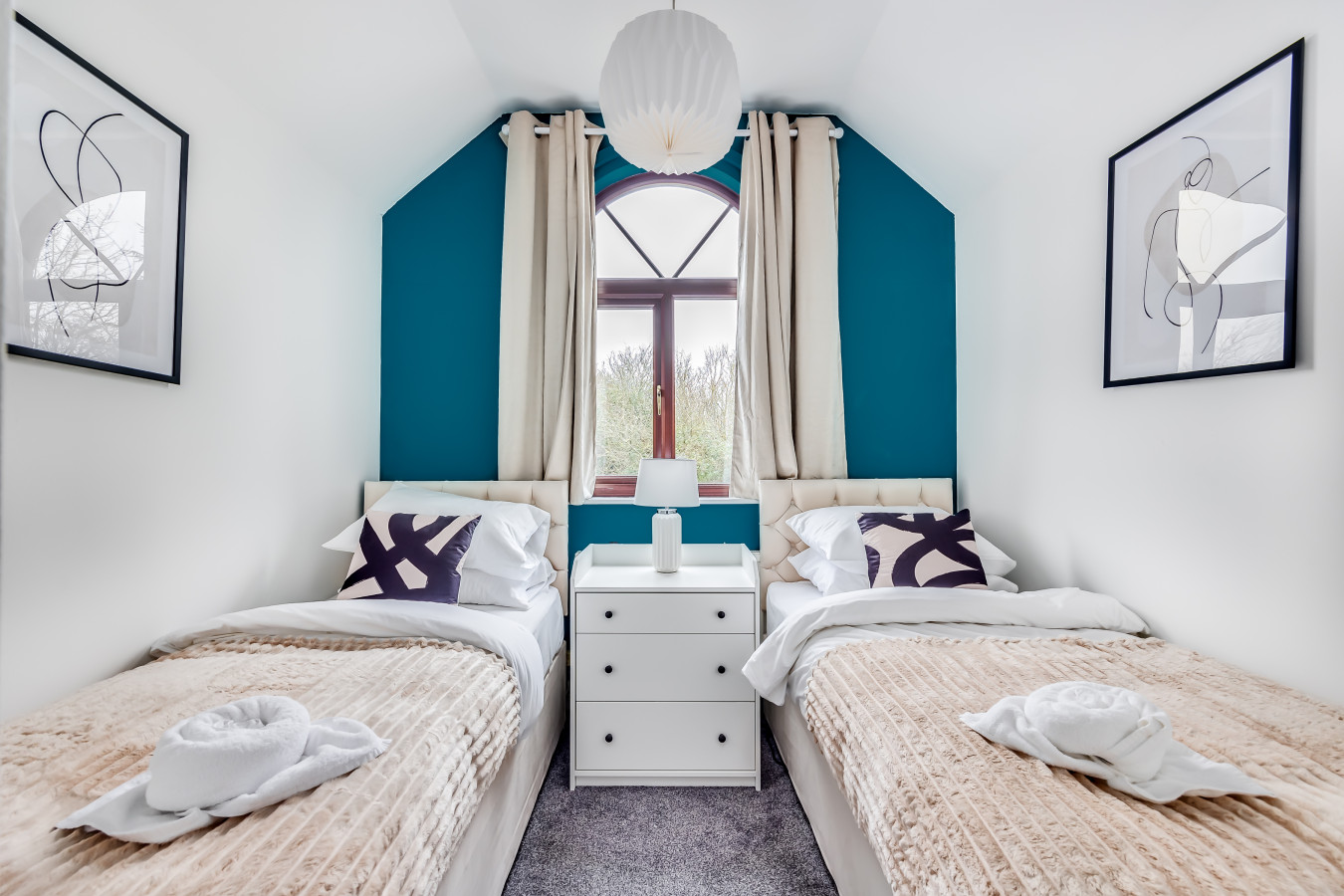 Shenley House • Close to City Centre • Driveway Parking • Workspace • Smart TVs • Self-Check-In in 6 Nathanial Close - Property image 8 - VivreStays