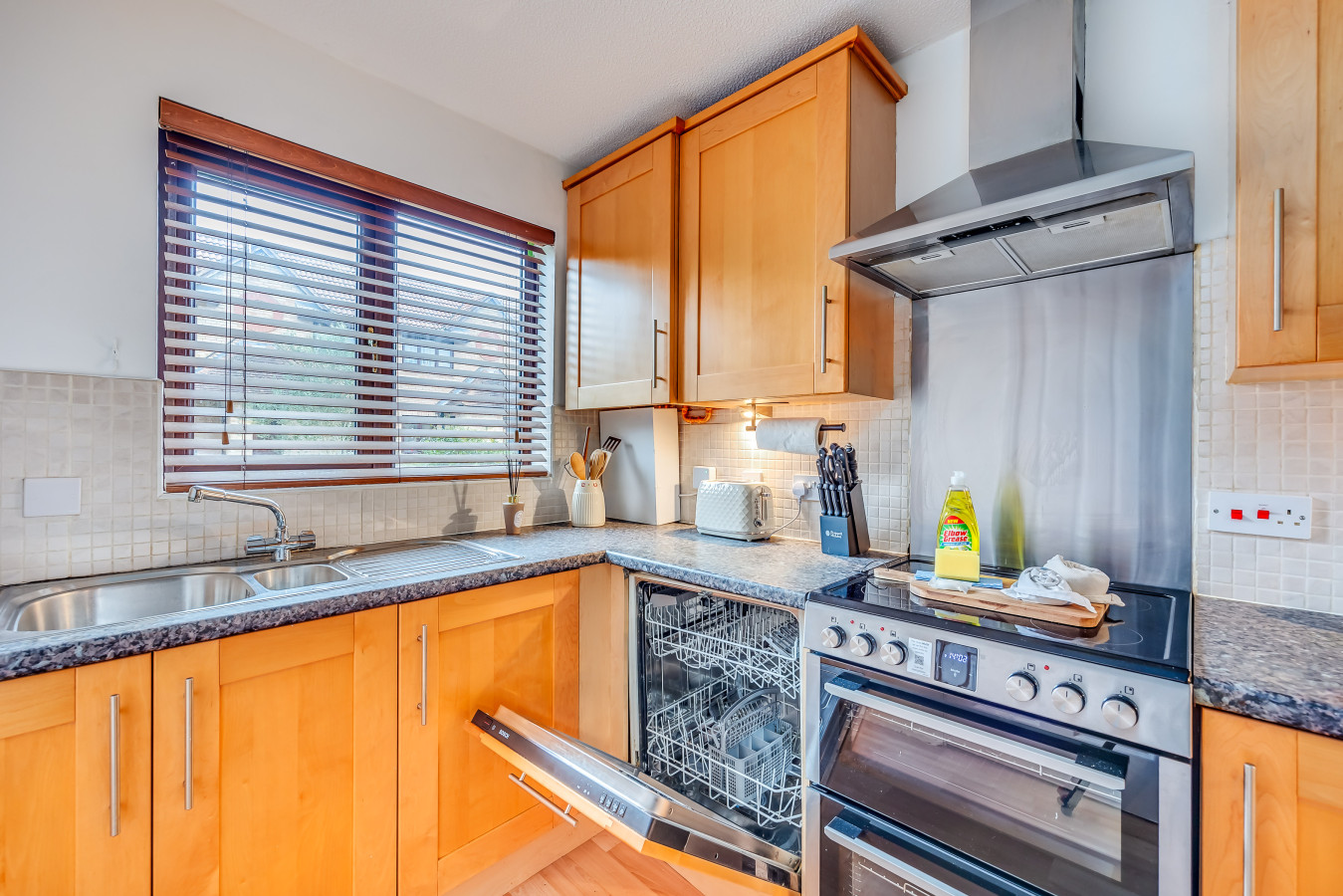 Shenley House • Close to City Centre • Driveway Parking • Workspace • Smart TVs • Self-Check-In in 6 Nathanial Close - Property image 17 - VivreStays