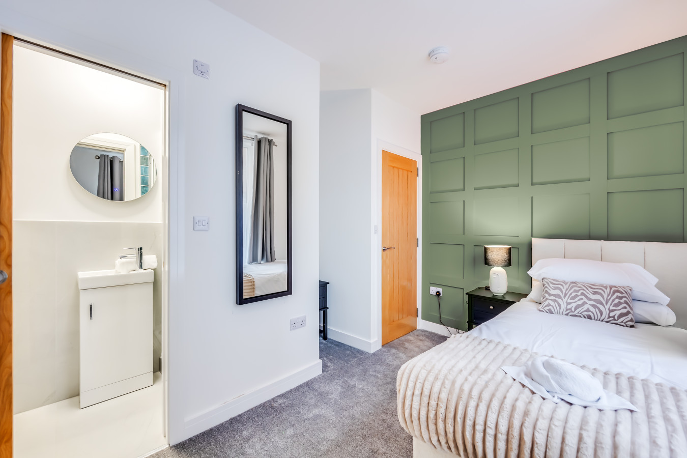 Stunning 4 Bedroom 4 Bathroom House • Pool Table • Free Parking • Virgin TV in 14 Freehold Street - Property image 15 - VivreStays