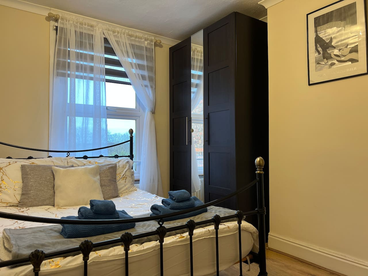 Charming House • Sleeps 6 • Free Parking • Fast WiFi • Smart TV in 42 Worcester Street - Property image 8 - VivreStays