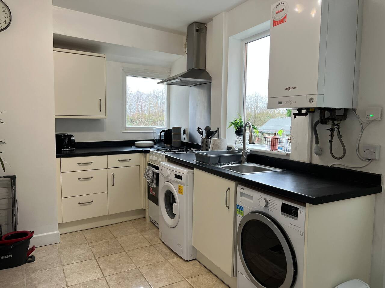 Charming House • Sleeps 6 • Free Parking • Fast WiFi • Smart TV in 42 Worcester Street - Property image 12 - VivreStays