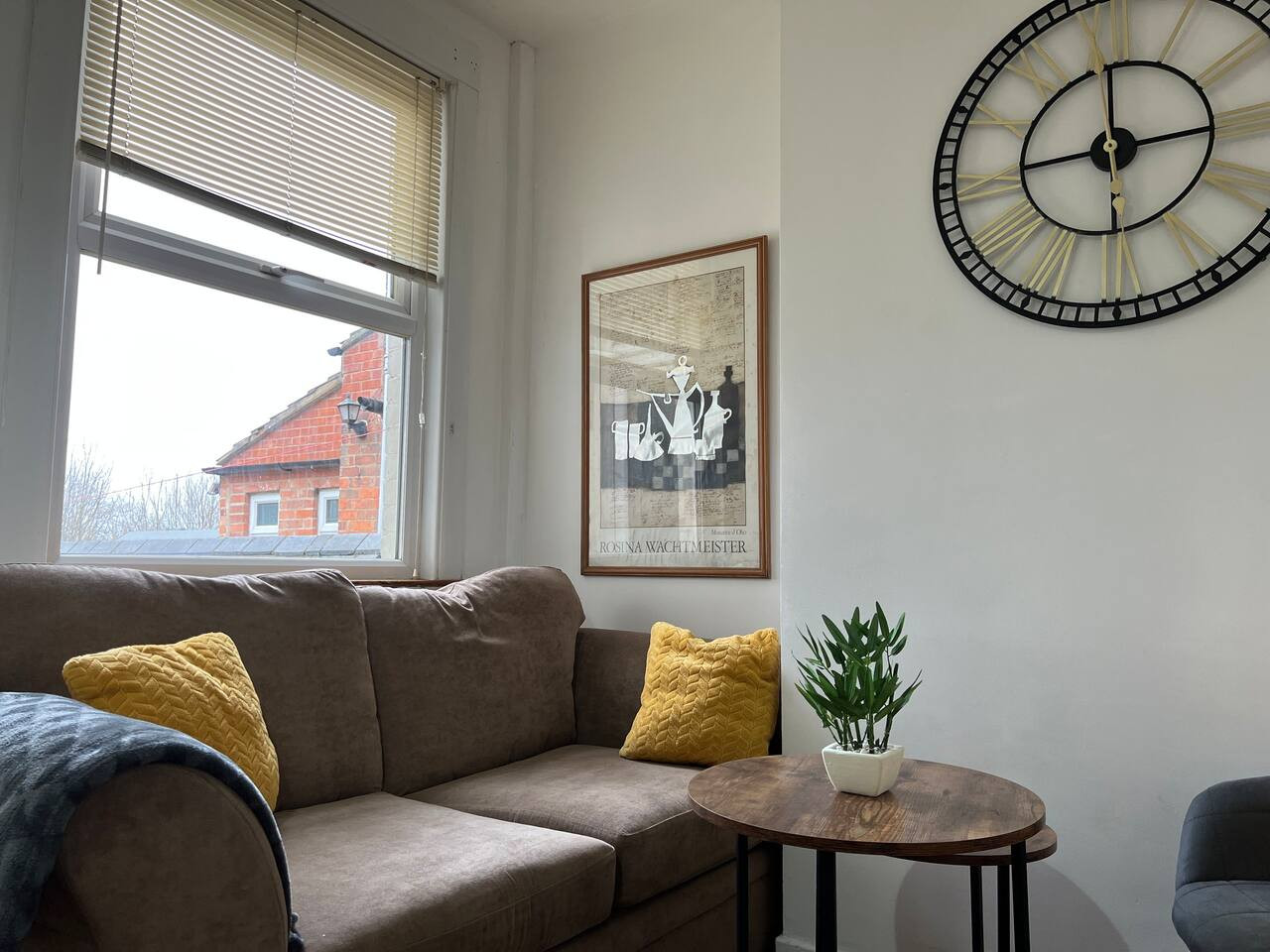 Charming House • Sleeps 6 • Free Parking • Fast WiFi • Smart TV in 42 Worcester Street - Property image 15 - VivreStays