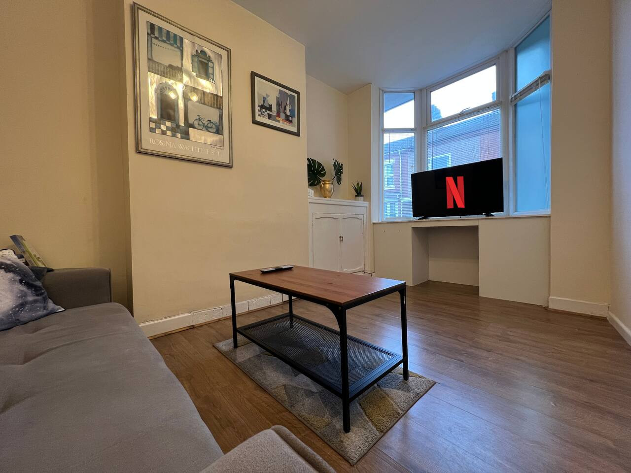 Charming House • Sleeps 6 • Free Parking • Fast WiFi • Smart TV in 42 Worcester Street - Property image 9 - VivreStays