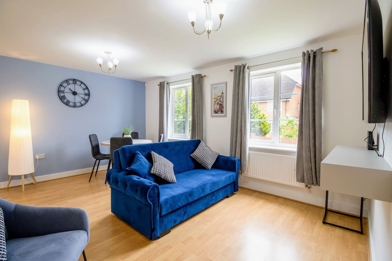 Clover Field Apartment • Excellent Location • x2 Allocated Parking Spaces • Sky TV • Fast Wifi in Clover Field - Property image 9 - VivreStays