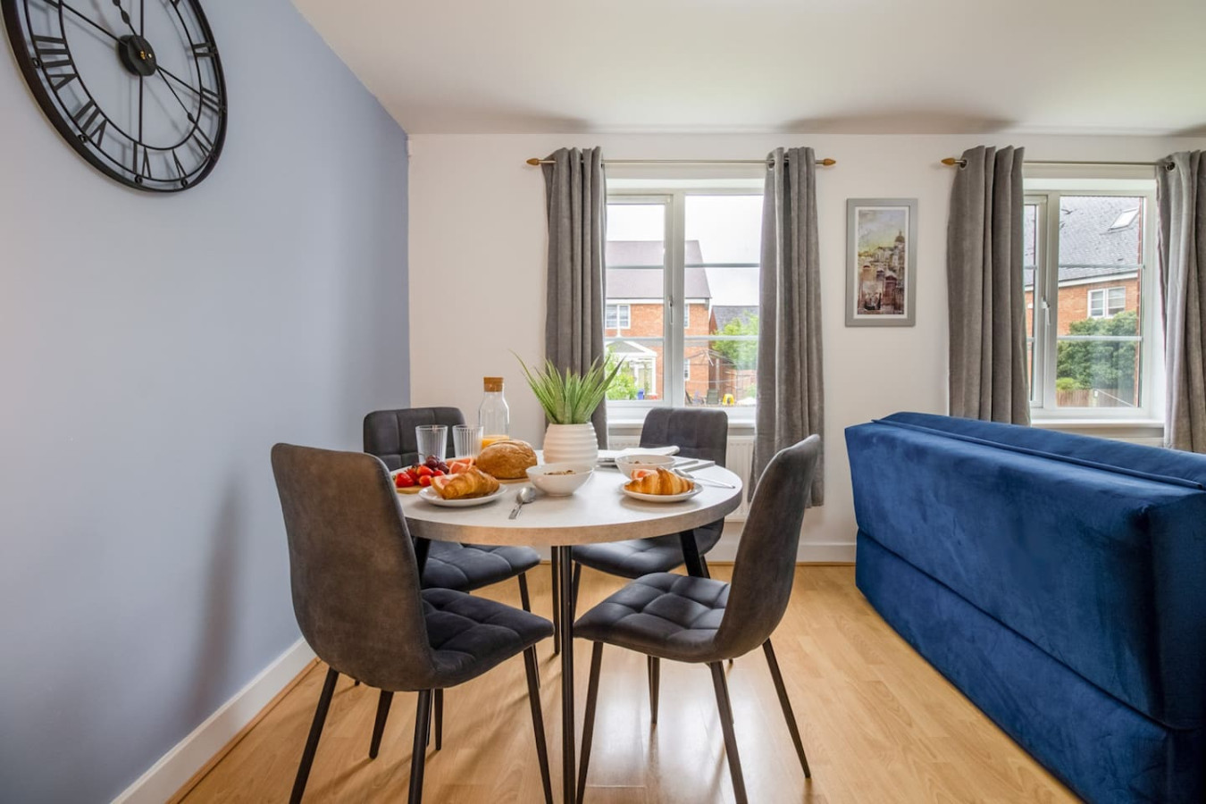 Clover Field Apartment • Excellent Location • x2 Allocated Parking Spaces • Sky TV • Fast Wifi in Clover Field - Property image 10 - VivreStays