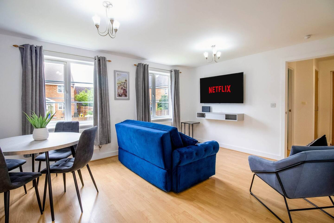 Clover Field Apartment • Excellent Location • x2 Allocated Parking Spaces • Sky TV • Fast Wifi in Clover Field - Property image 8 - VivreStays