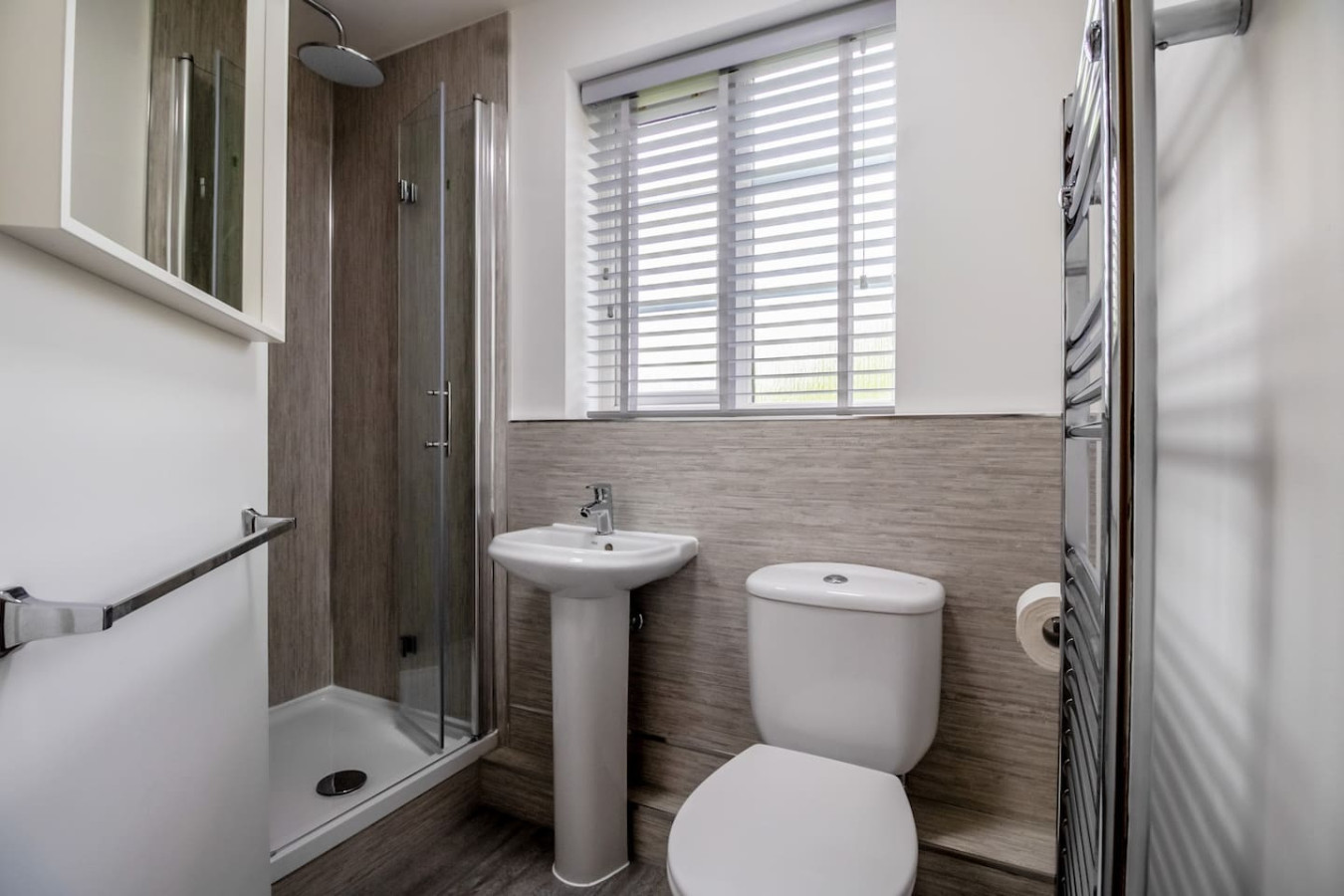 Clover Field Apartment • Excellent Location • x2 Allocated Parking Spaces • Sky TV • Fast Wifi in Clover Field - Property image 5 - VivreStays