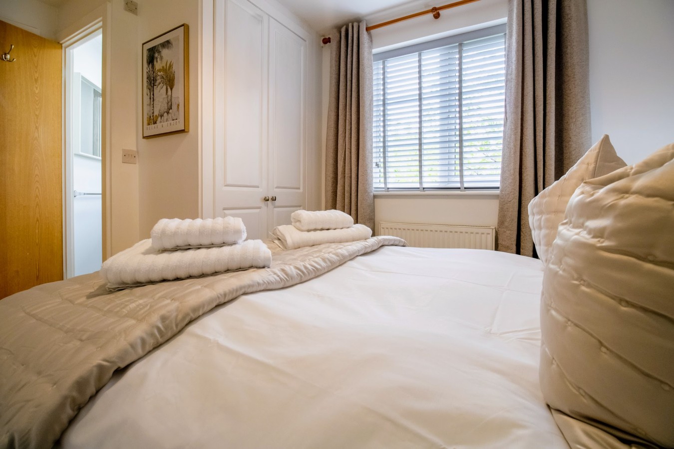 Clover Field Apartment • Excellent Location • x2 Allocated Parking Spaces • Sky TV • Fast Wifi in Clover Field - Property image 3 - VivreStays