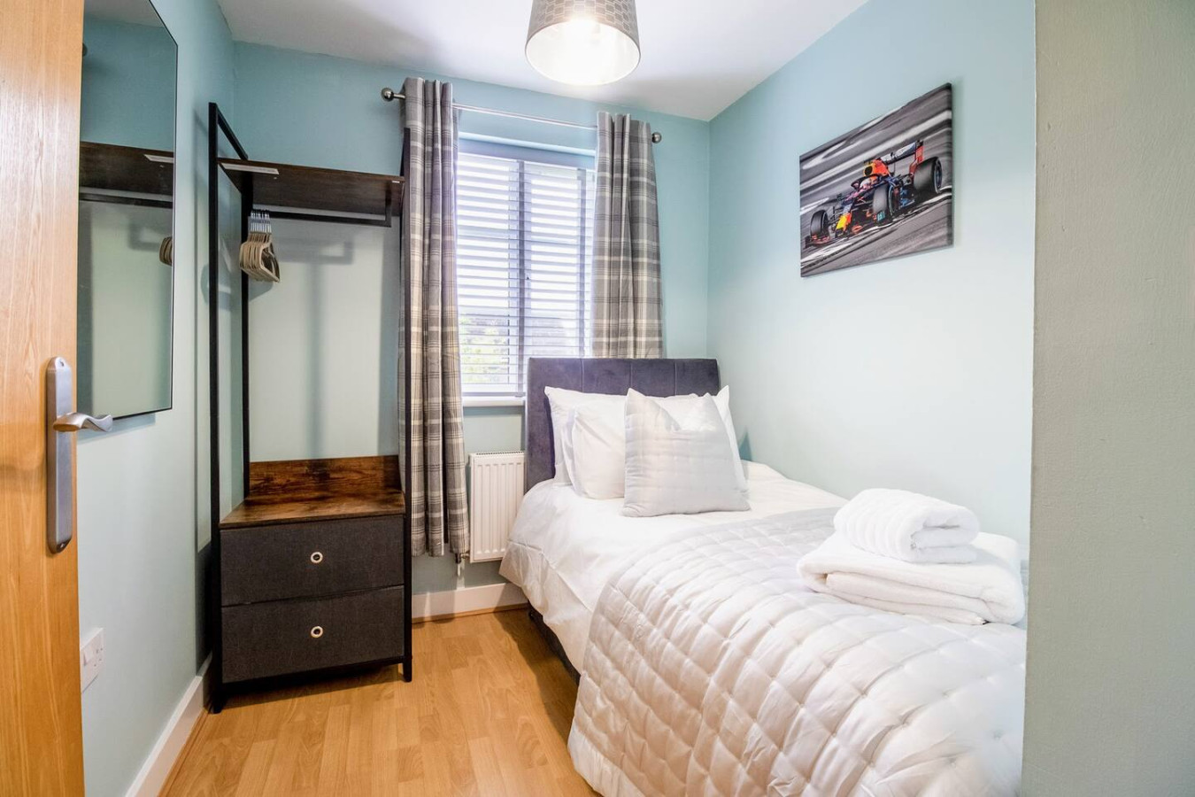 Clover Field Apartment • Excellent Location • x2 Allocated Parking Spaces • Sky TV • Fast Wifi in Clover Field - Property image 6 - VivreStays