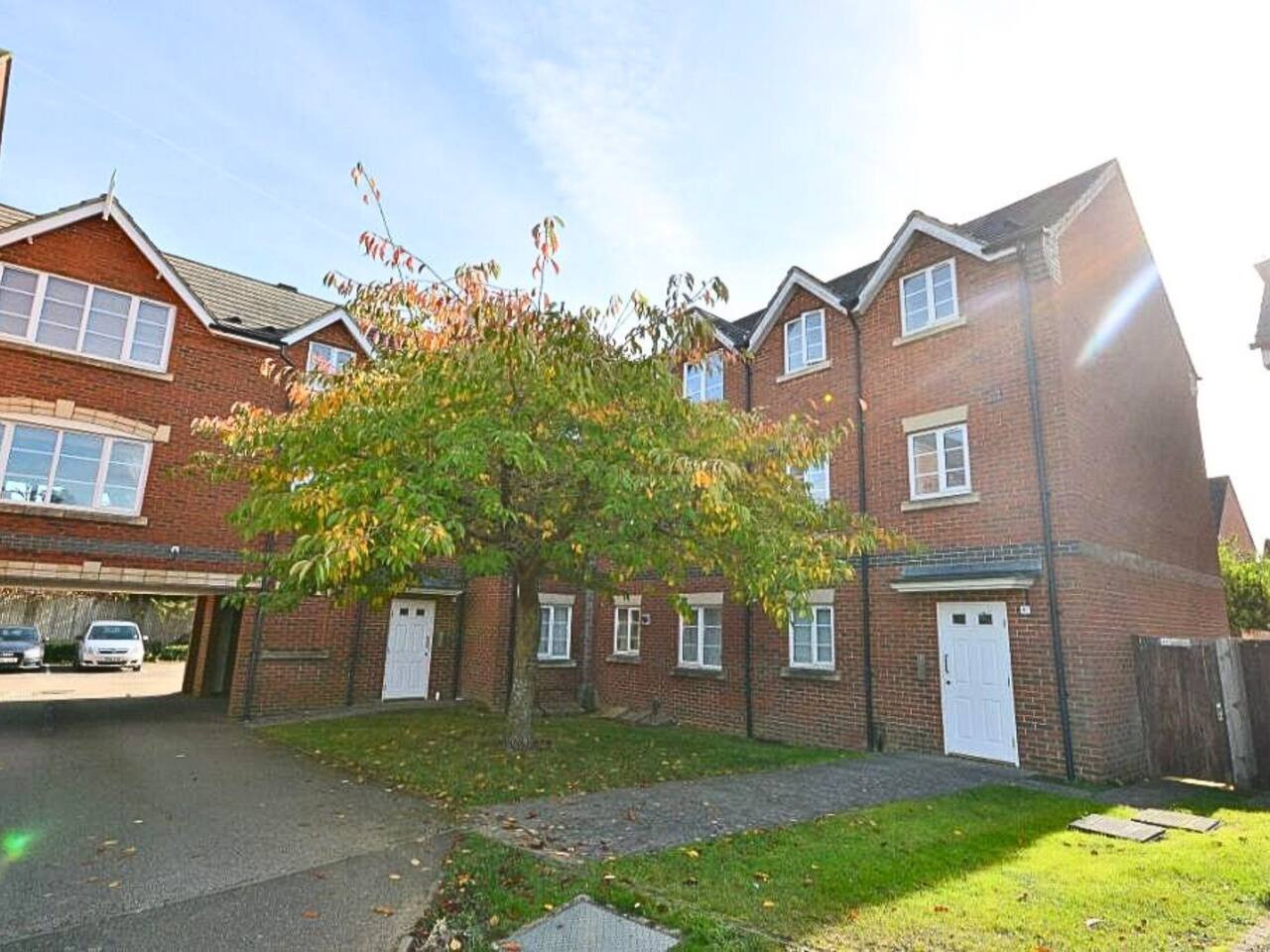 Clover Field Apartment • Excellent Location • x2 Allocated Parking Spaces • Sky TV • Fast Wifi in Clover Field - Property image 14 - VivreStays
