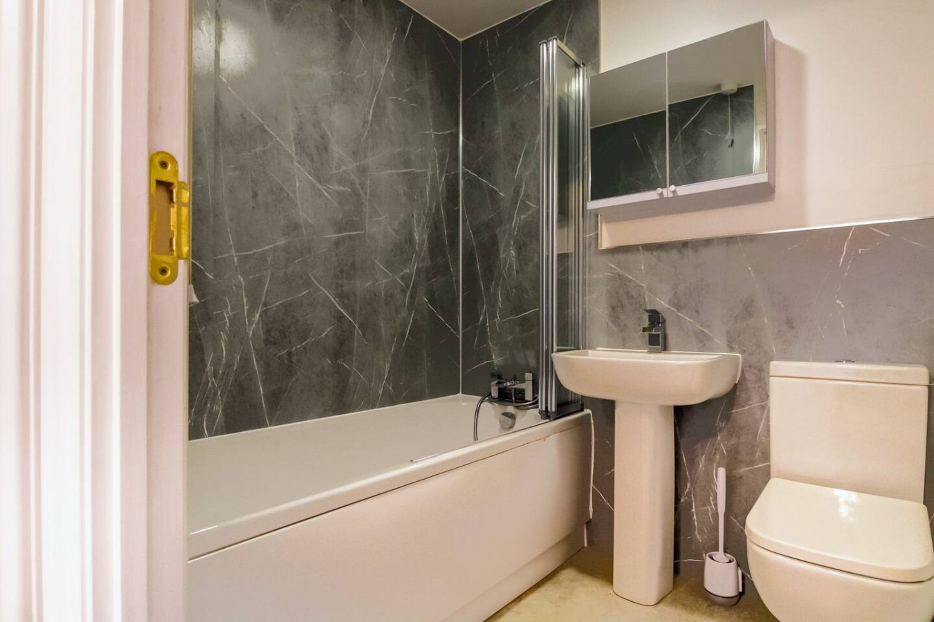 Grange House • Sleeps 6 • Driveway Parking • Sky TV • Fast WiFi • Self-Check-In in 17 Great Ground Walk - Property image 12 - VivreStays