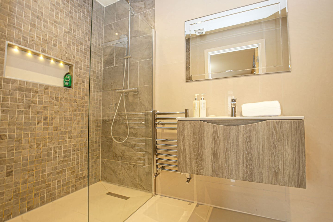 6 Bedroom Detached House • Pool Table • Free Parking • Wifi • Sky TV in 53 Kingswear Drive - Property image 19 - VivreStays